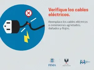 Un enchufe eléctrico con un cable dañado y chispas, acompañado del mensaje "verifique los cables eléctricos o extensiones agrietados, dañados y flojos", promoviendo la seguridad eléctrica.